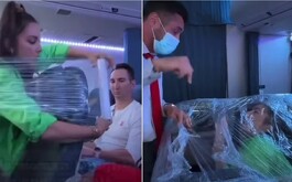 Pasajera crea pared con envoltorio plástico