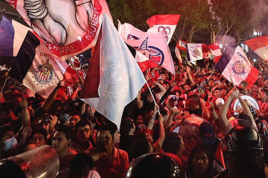 Algunos aficionados se encuentran afuera del Akron acampando para conseguir entradas | Ig: @chivas