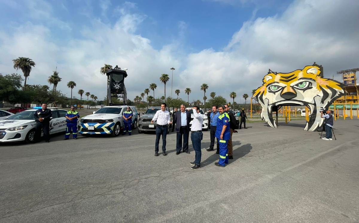 Multarán a aficionados que estacionen sus autos en lugares prohibidos afuera del Estadio Universitario. | Víctor González