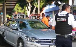escena de un auto accidentado, ambulancias y policías