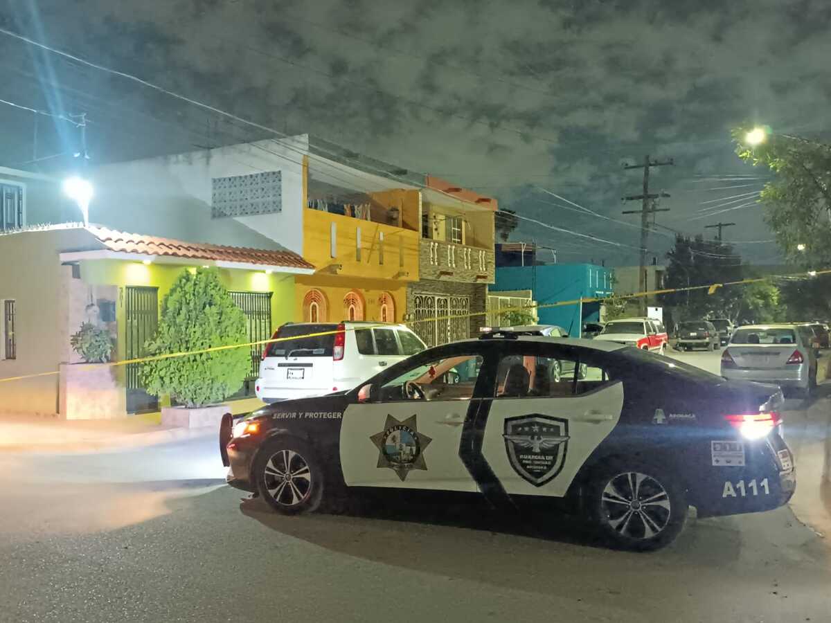 Policías municipales y agentes ministeriales llegaron hasta la calle Del Níspero. | Israel Santacruz