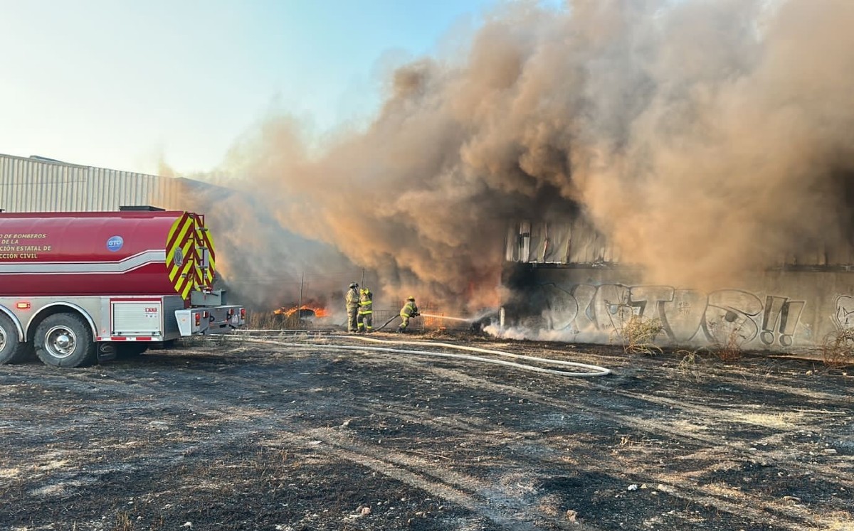 Incendio en colonia Las Cruces de León consume a una fábrica | Cortesía