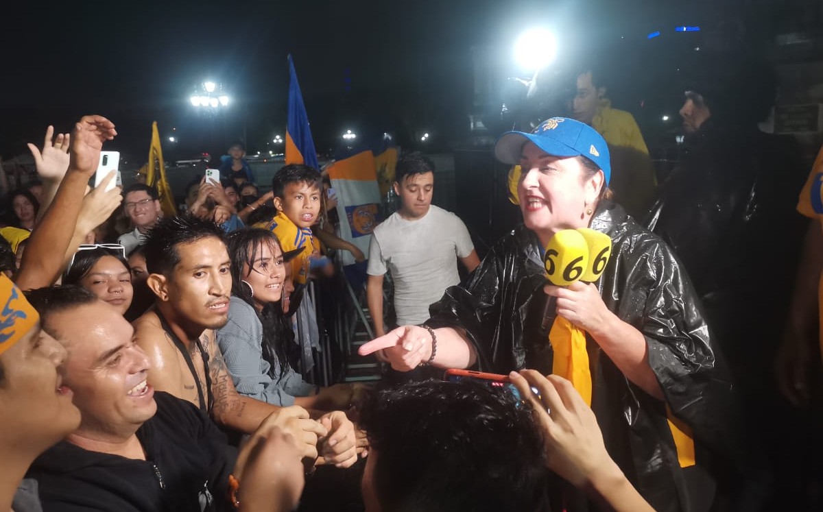 Con bandera de Tigres, Lic. María Julia llega la Macroplaza para celebrar campeonato | Especial