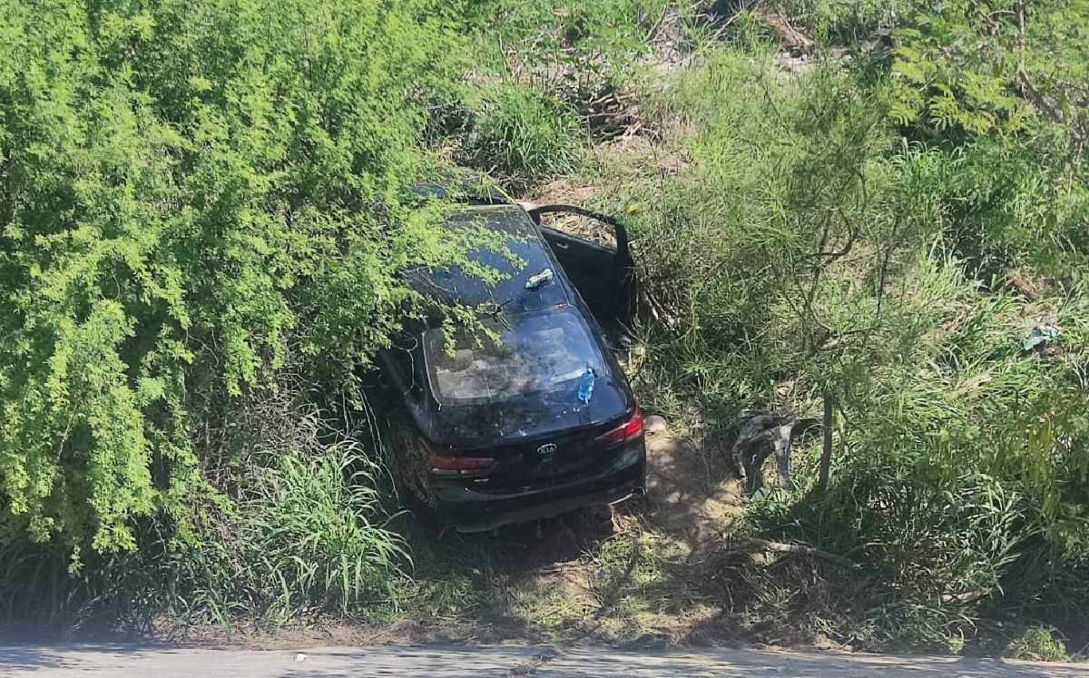 Conductor pierde el control y cae al lecho del río Santa Catarina | Especial