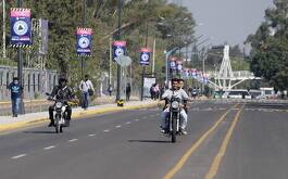 motociclistas circulando en una avenida