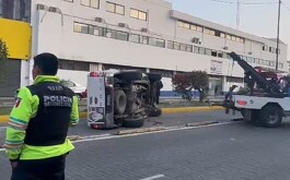 Una camioneta Ford Ranger terminó volcada sobre su lado izquierdo.