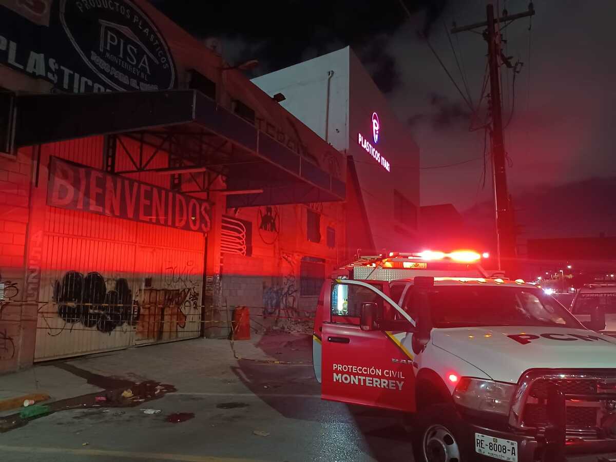 Pablo Bautista Santos, de 25 años de edad y Pedro Espinoza, de 57, operaban maquinaria para derribar parte de un muro. | Israel Santacruz