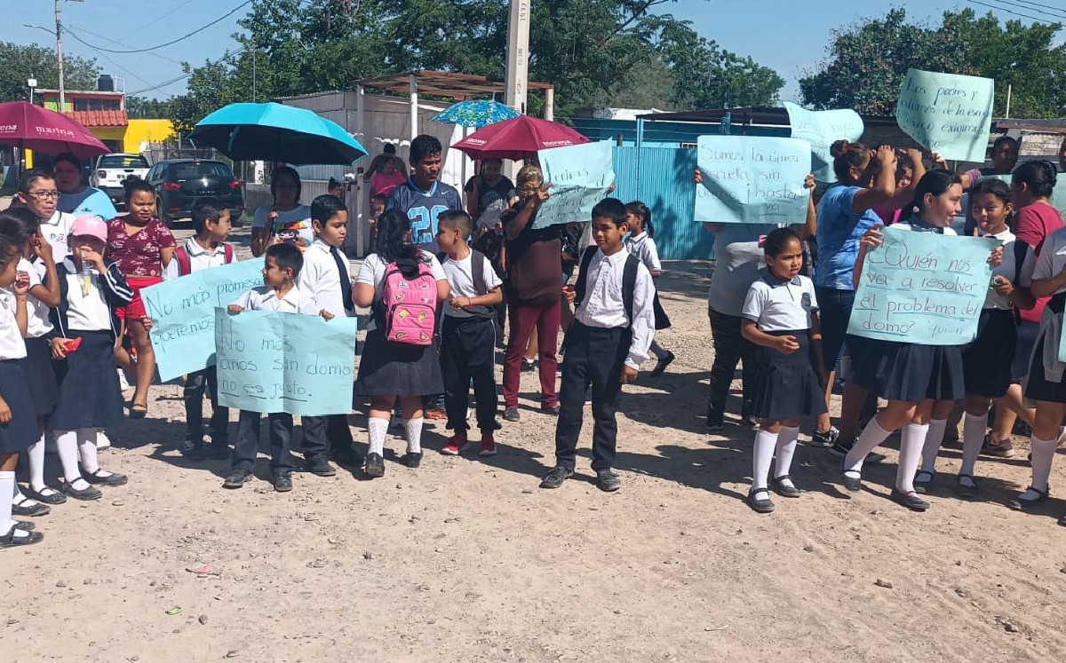 Toman primaria de ejido Las Huertas por falta de techumbre