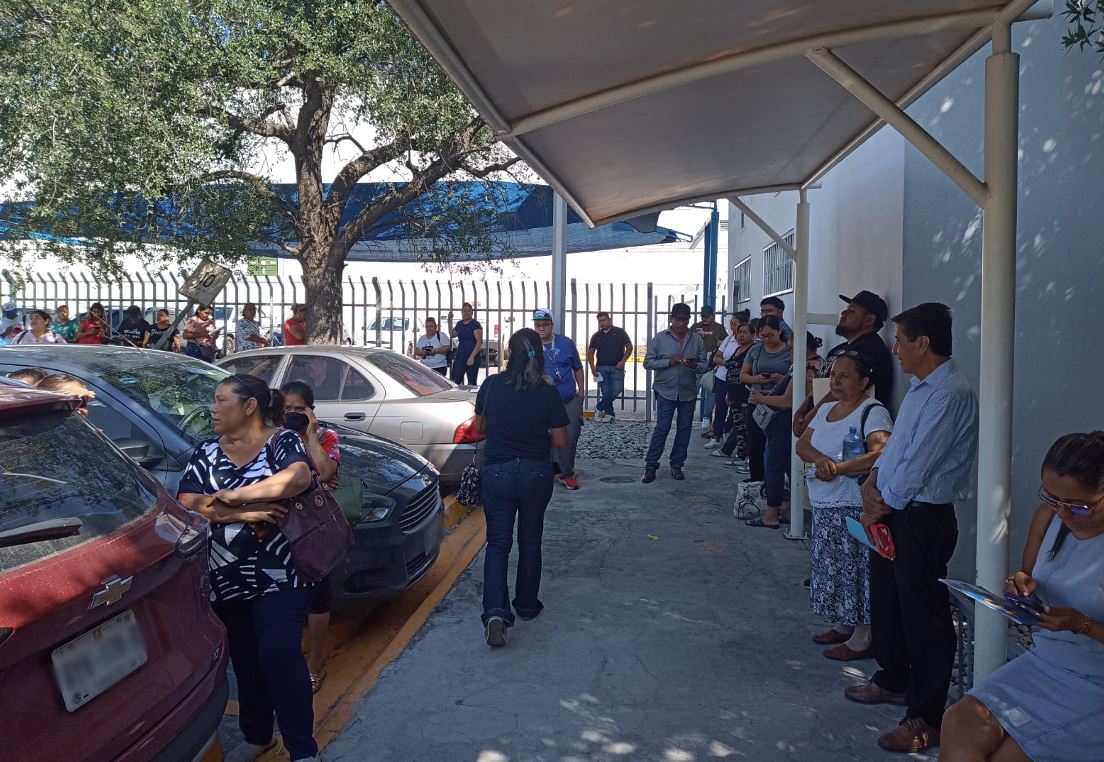 Ciudadanos formaron una larga fila afuera de las oficinas. | José Luis Marroquín