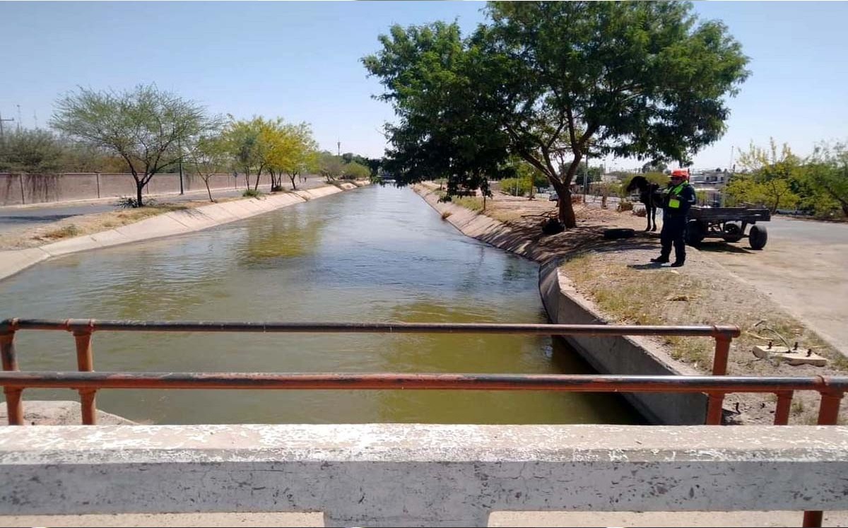 Encuentran a mujer muerta en canal de riego de Gómez Palacio