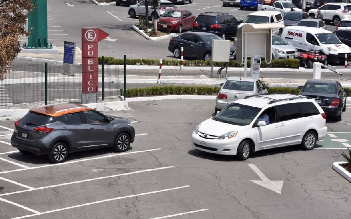 Estacionar autos en NL cada vez es más difícil por aumento de áreas exclusivas. | Archivo