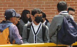 un estudiante usa cubrebocas