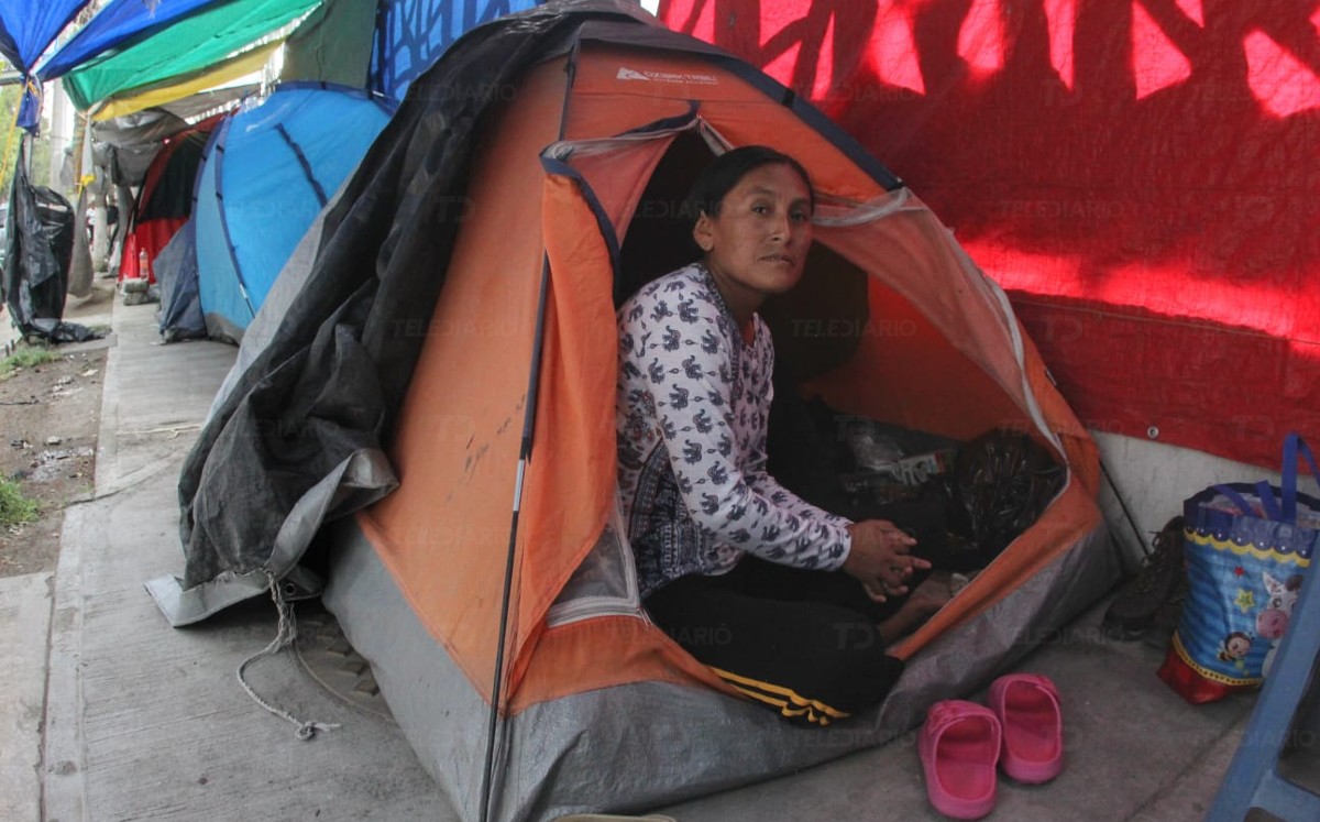 Padres esperan afuera del Hospital del Niño Poblano / Melanie Torres