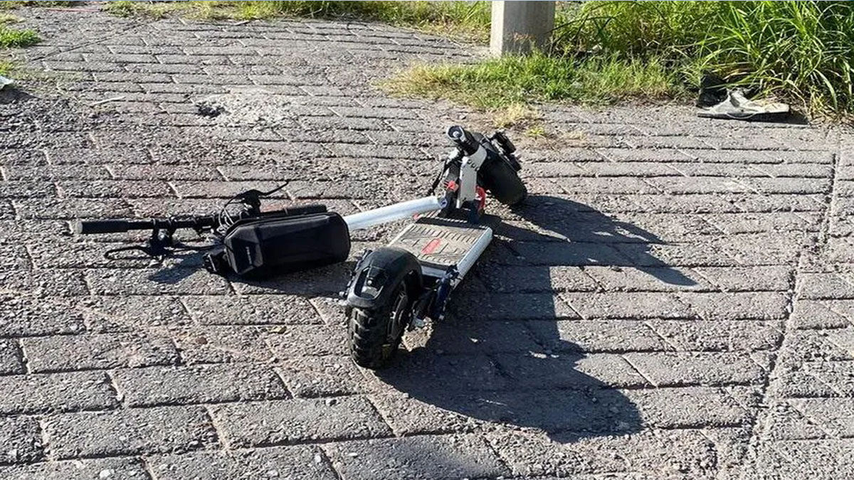 Camioneta atropella a joven a bordo de scooter en Monterrey