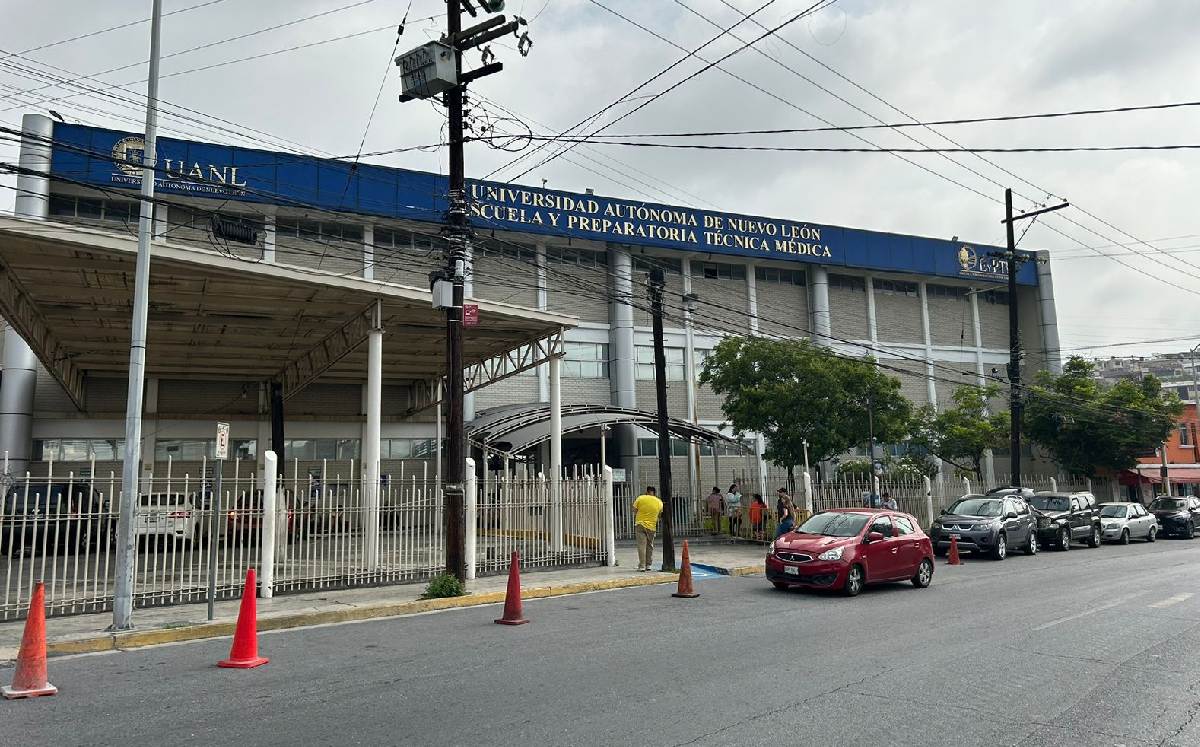 Regios provocan caos vial por esperar a sus hijos salir del examen de admisión en preparatorias | Pedro Delgado