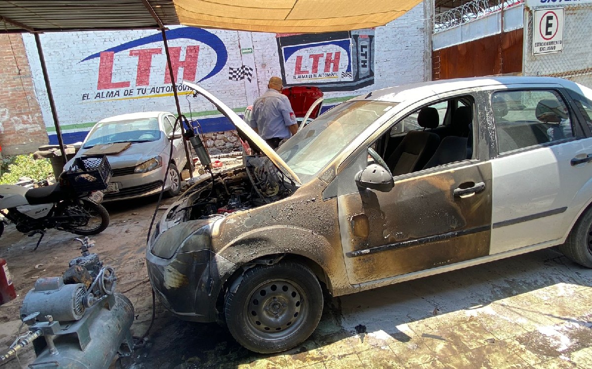 Incendio consume automóvil en taller mecánico de torreón