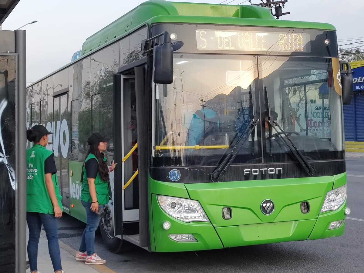 Los camiones verdes comenzaron a operar a primera hora del jueves en Santa Catarina. | Agustín Martínez