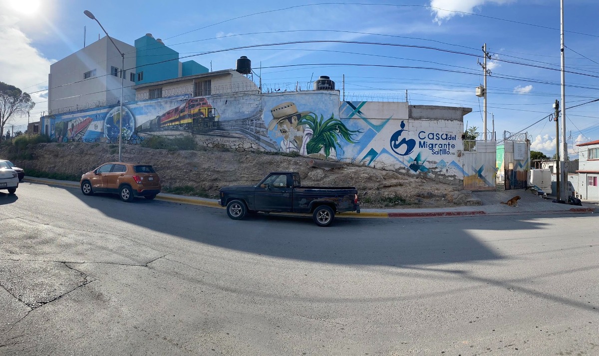 Migrante resulta lesionado afuera de la Casa del Migrante, en la colonia Landín. Tomada de Facebook @CasadelMigranteSaltillo