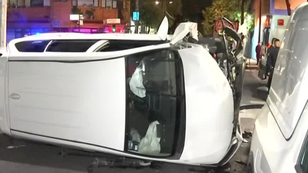Auto se pasa el alto y vuelca en la Benito Juárez| Telediario México