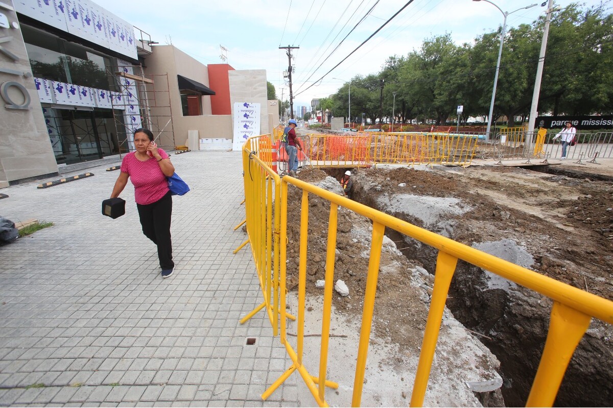 Comerciantes han sufrido por el cierre de vialidades. / Raúl Palacios