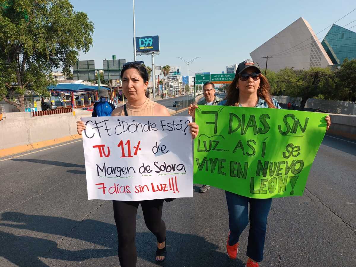 Vecinos bloquean la vialidad en sentido de sur a norte. | Erik Solheim Rocha
