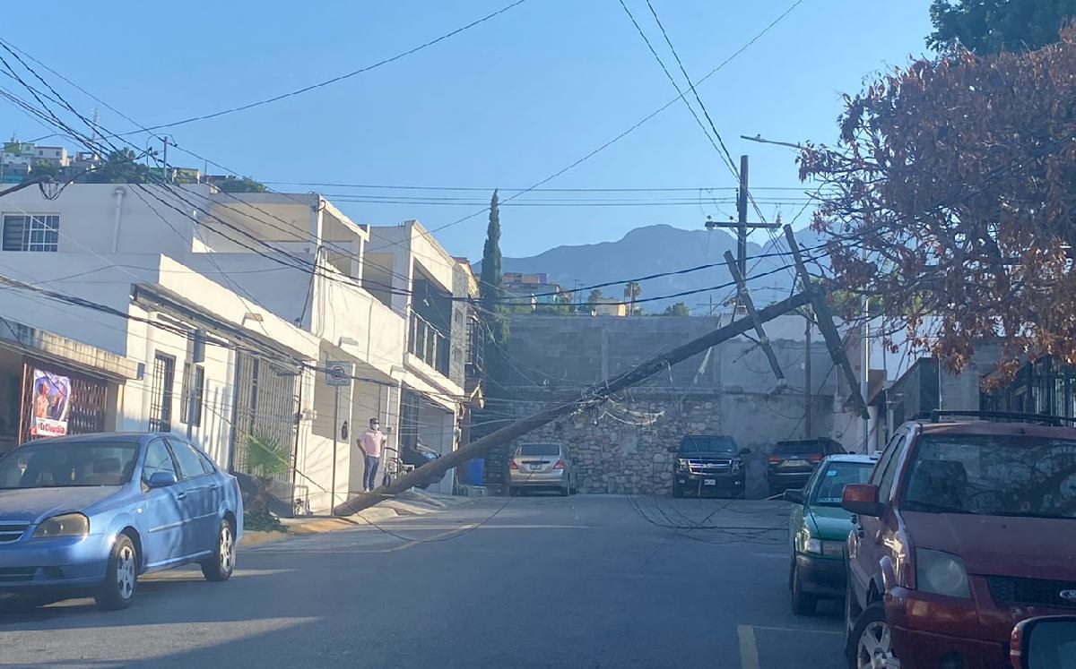 Cae poste, deja encerrados a vecinos y sin luz | Miranda Arias