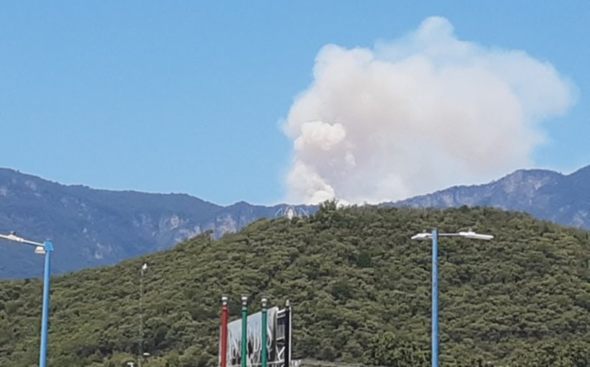 Reportan humo en sierra de Santiago. | Especial
