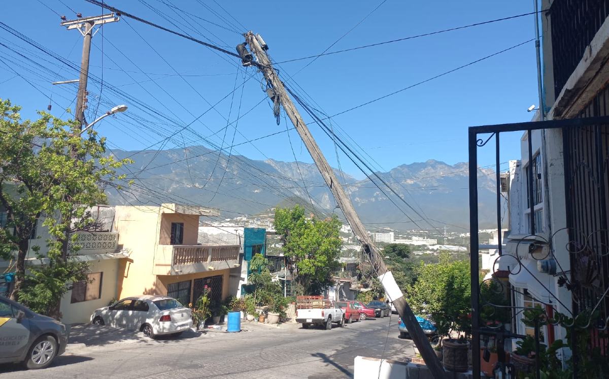 Caída de poste alerta a vecinos de La Estanzuela en Monterrey | José Luis Marroquín
