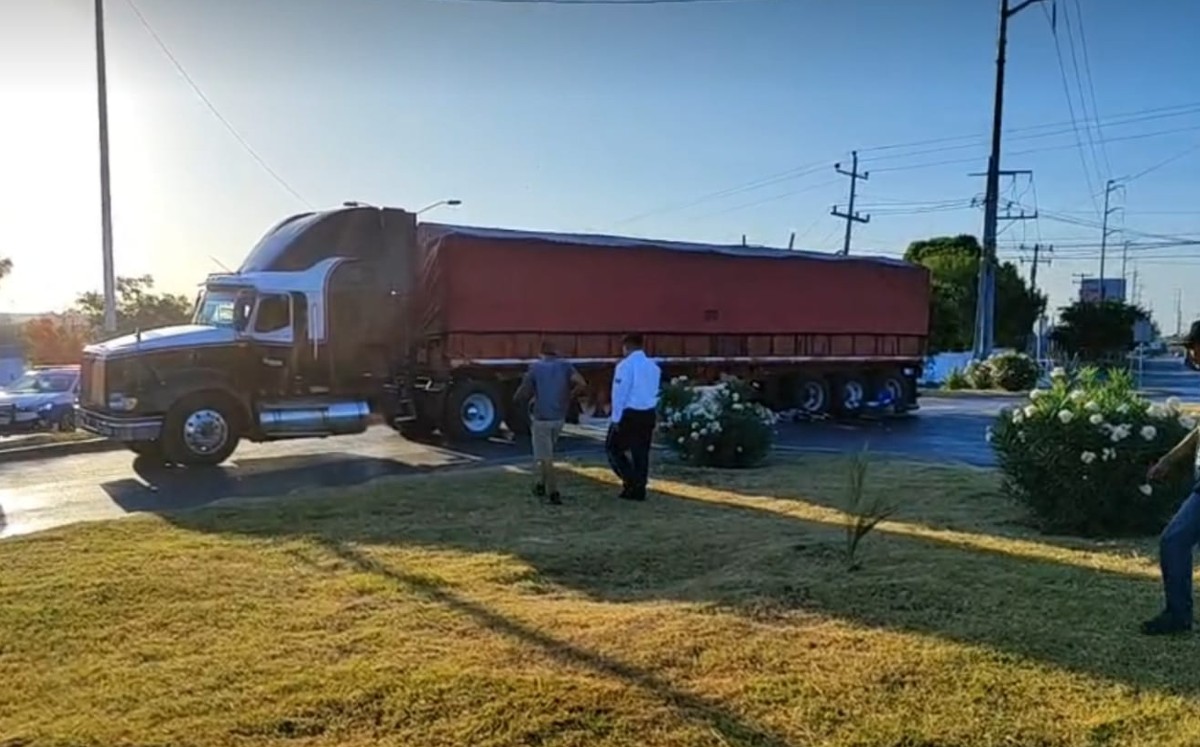 Joven de 25 años muere al impactarse contra tráiler en Cadereyta, NL | Especial