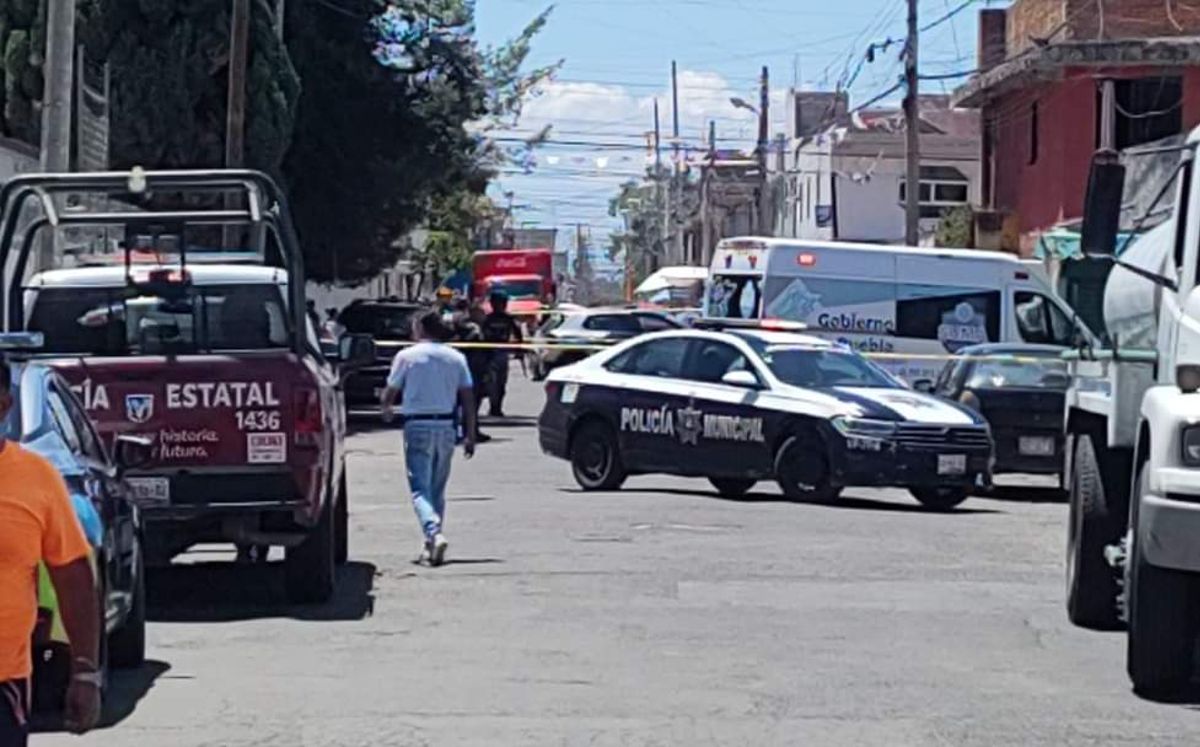 Policías acordonaron la zona donde ocurrió la balacera en la colonia Popular Coatepec, en Puebla / Especial