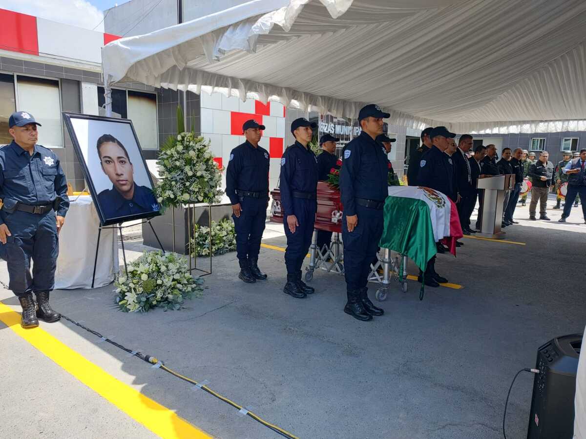 Guardia de honor en memoria de la oficial Erika Lázaro. | Agustín Martínez