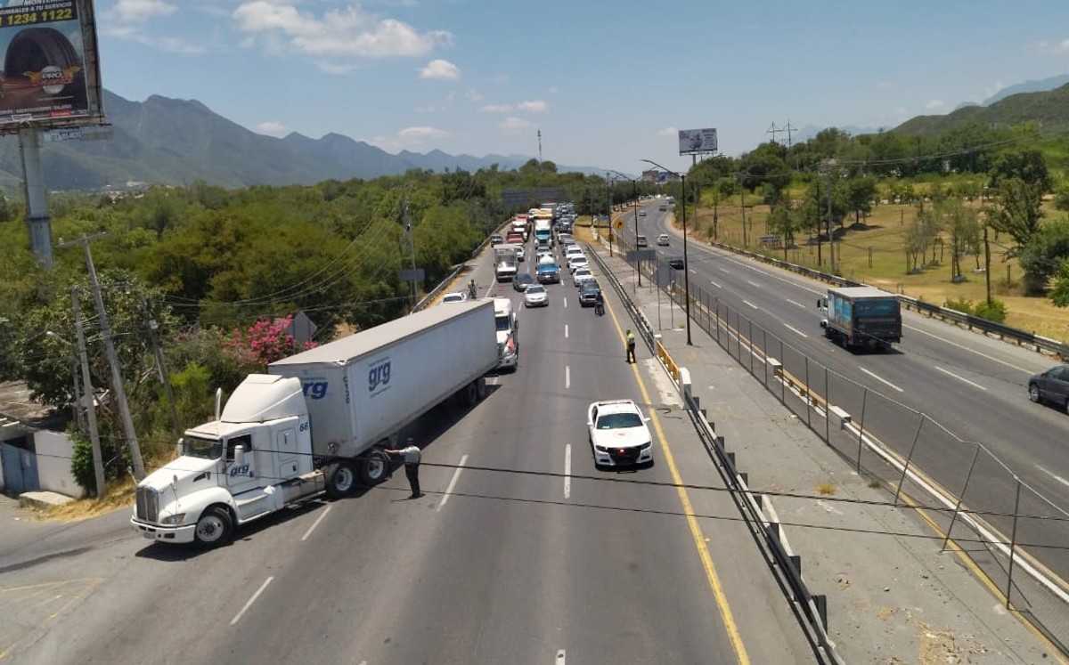 Tráiler choca tras intentar salir de una curva en la Carretera Nacional en Monterrey. | Sandra González