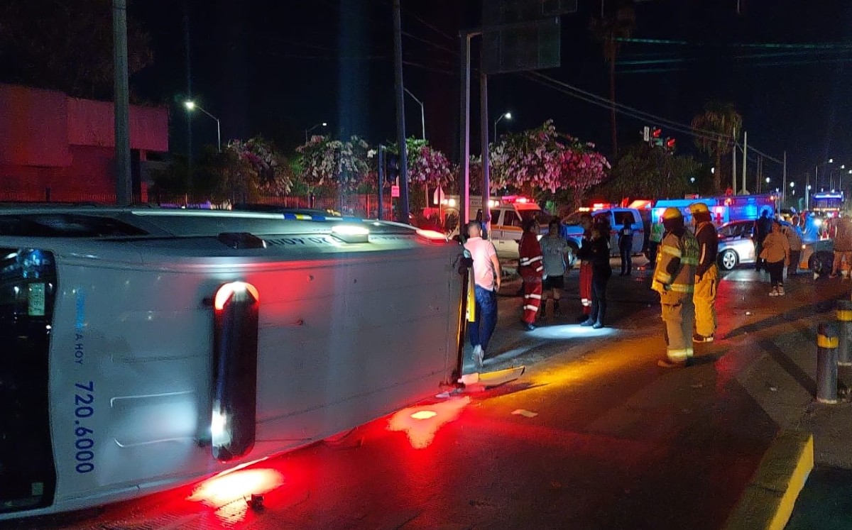 Ambulancia sufre volcadura mientras trasladaba a paciente en Torreón