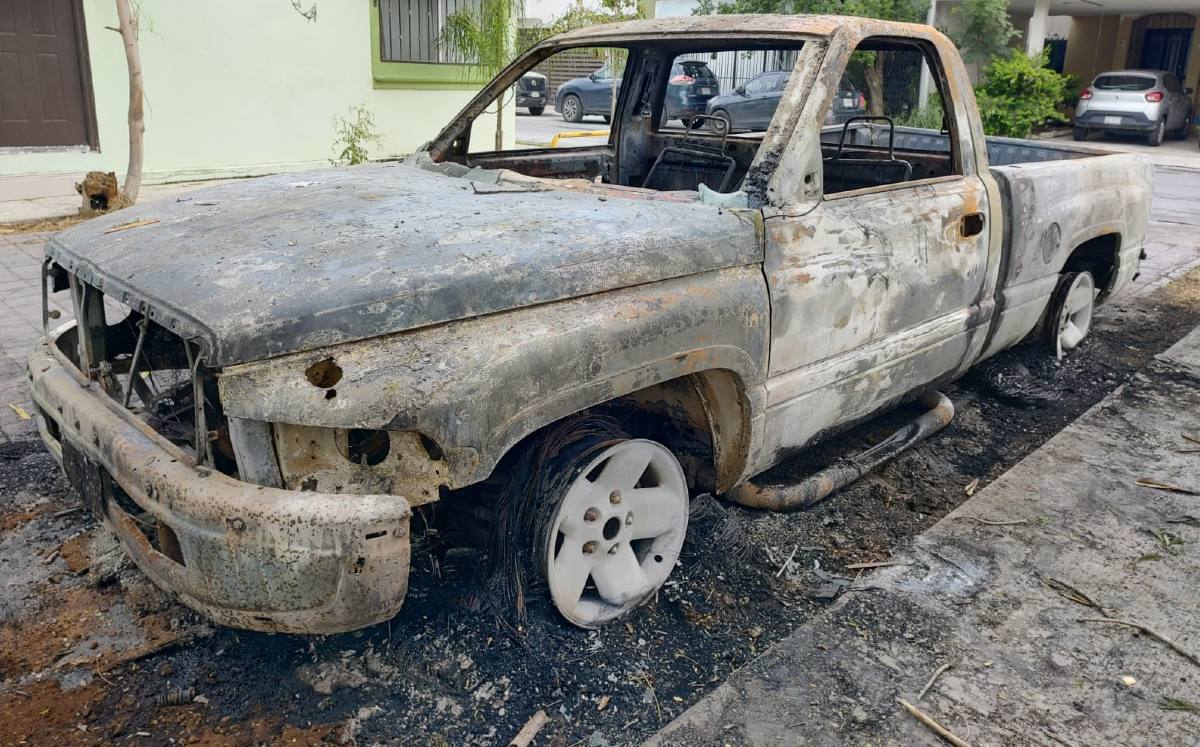 Cable de alta tensión incendia camioneta en Guadalupe, NL. | Agustín Martínez.