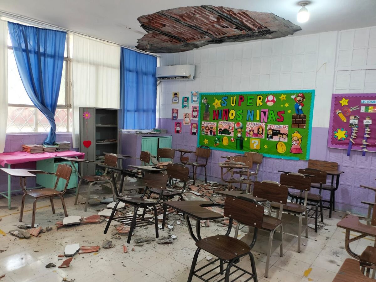 Parte del techo se cayó en un salón de clases de la primaria dejando varios alumnos lesionados. | Miranda Arias