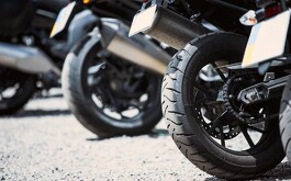 Autoridades de la FGJEM detienen a 5 sospechosos de robo de motocicletas tras localizar siete unidades en un inmueble de Ecatepec