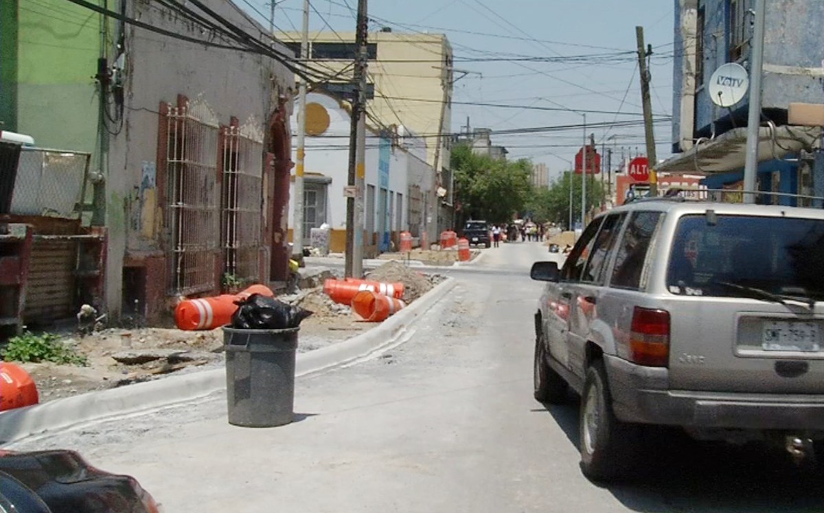 Derriban banquetas que se construyeron hace 3 años en Monterrey. | José Luis Marroquín