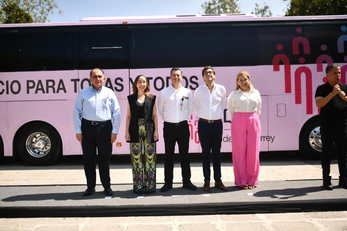 Luis Donaldo Colosio, su esposa Marilú García y otros funcionarios municipales en el evento de inauguración. | Cortesía