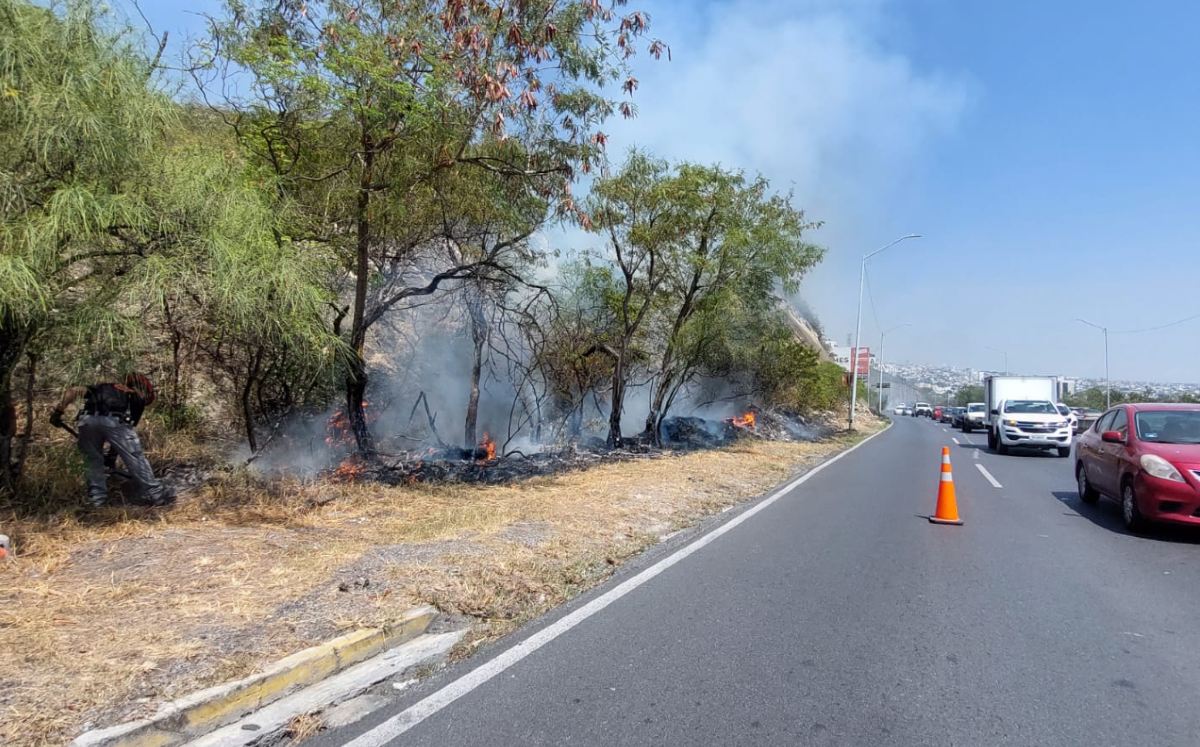 Incendio de maleza por avenida Raúl Rogelio Cantú | Especial