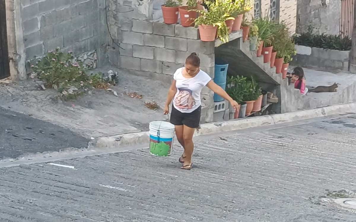 Habitantes de colonia Gloria Mendiola en Monterrey tienen casi una semana sin agua. | Fabricio Gallegos