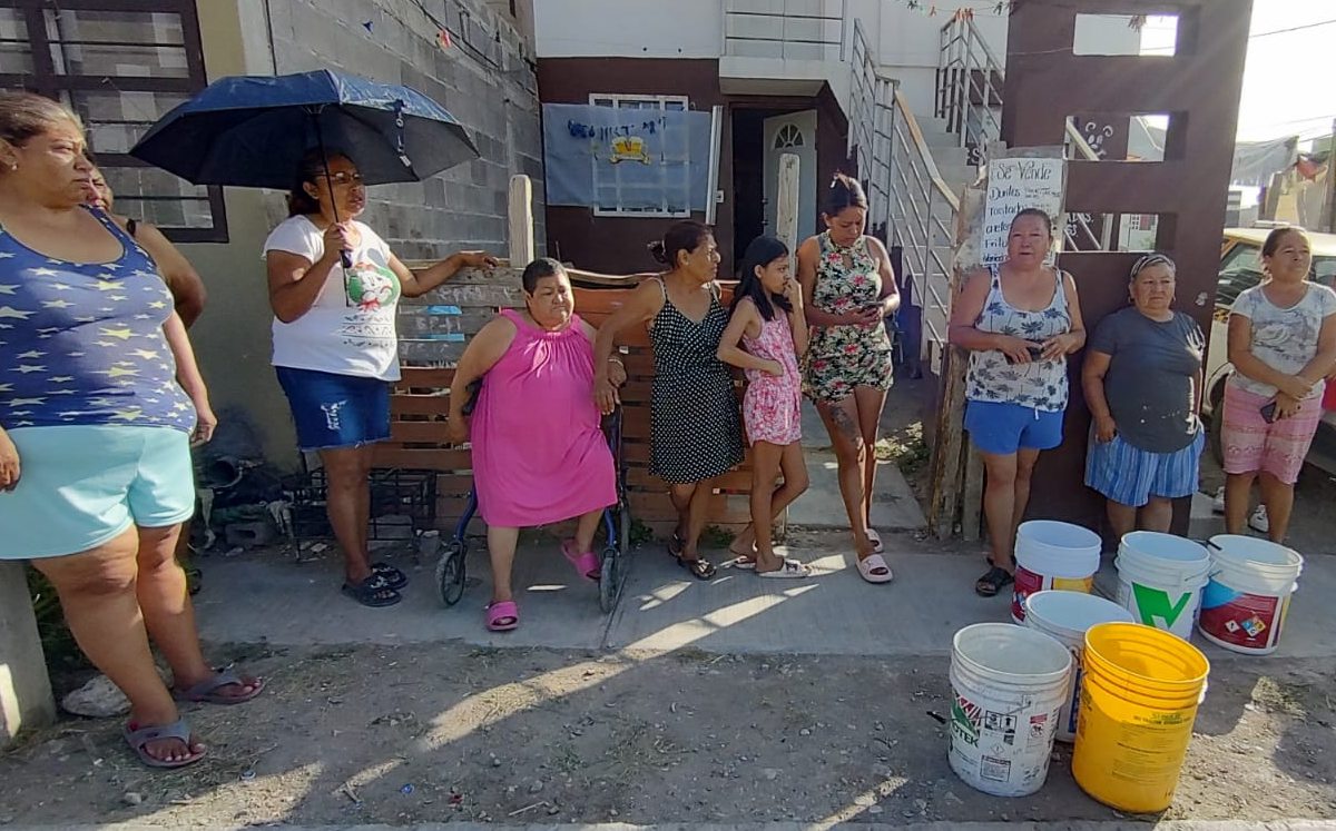 Vecinos de la colonia Santa Sofía en García sin agua. Agustín Martínez