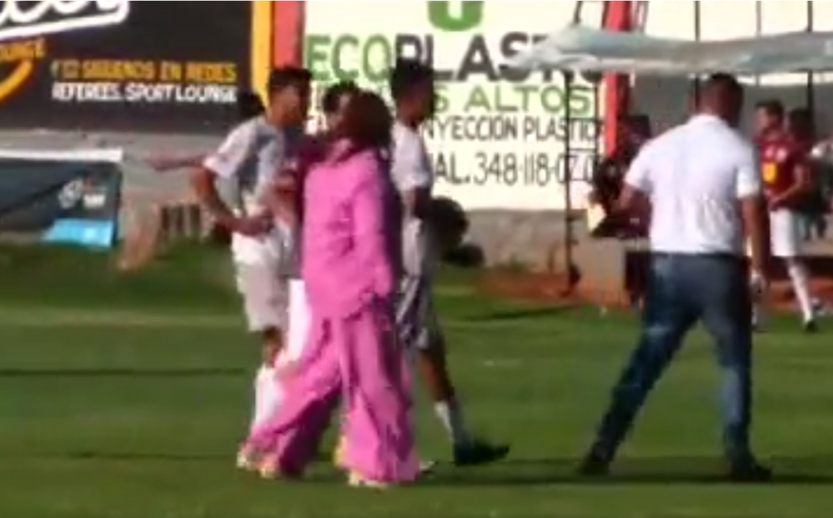 Alcaldesa irrumpiendo partido de futbol / Twitter @evelynluquin