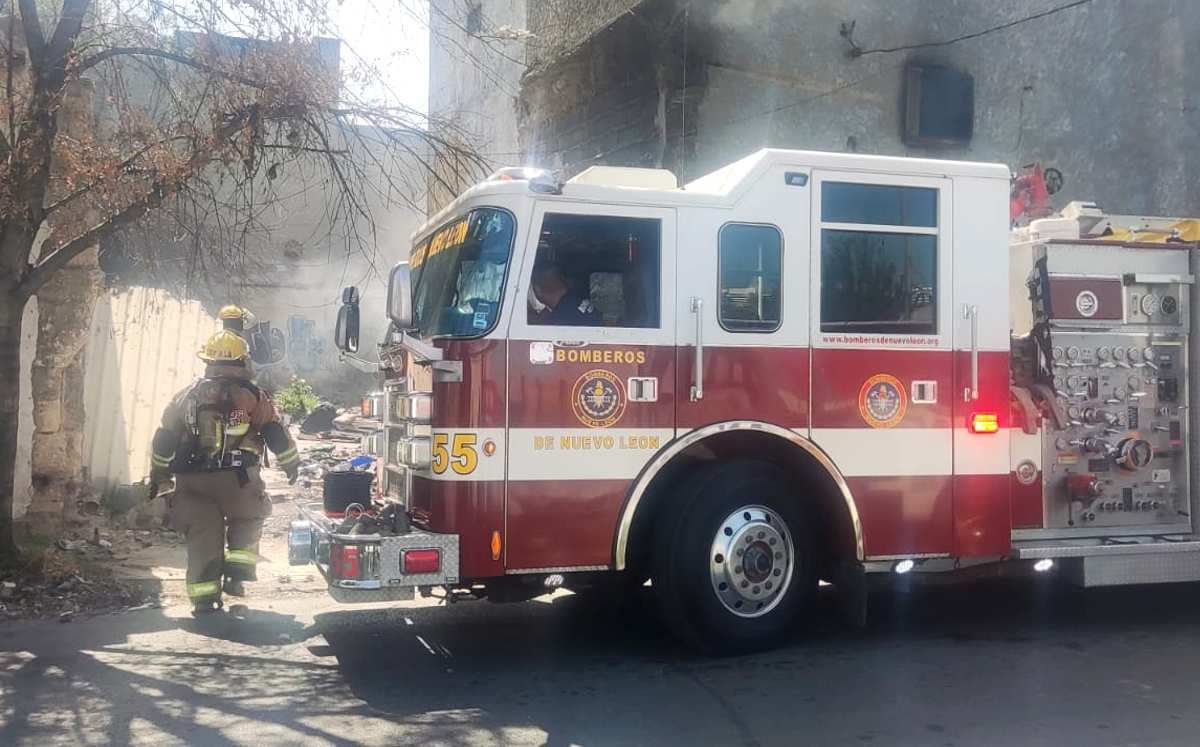 Incendio en edificio provoca movilización en el Centro de Monterrey. | Francisco Zúñiga