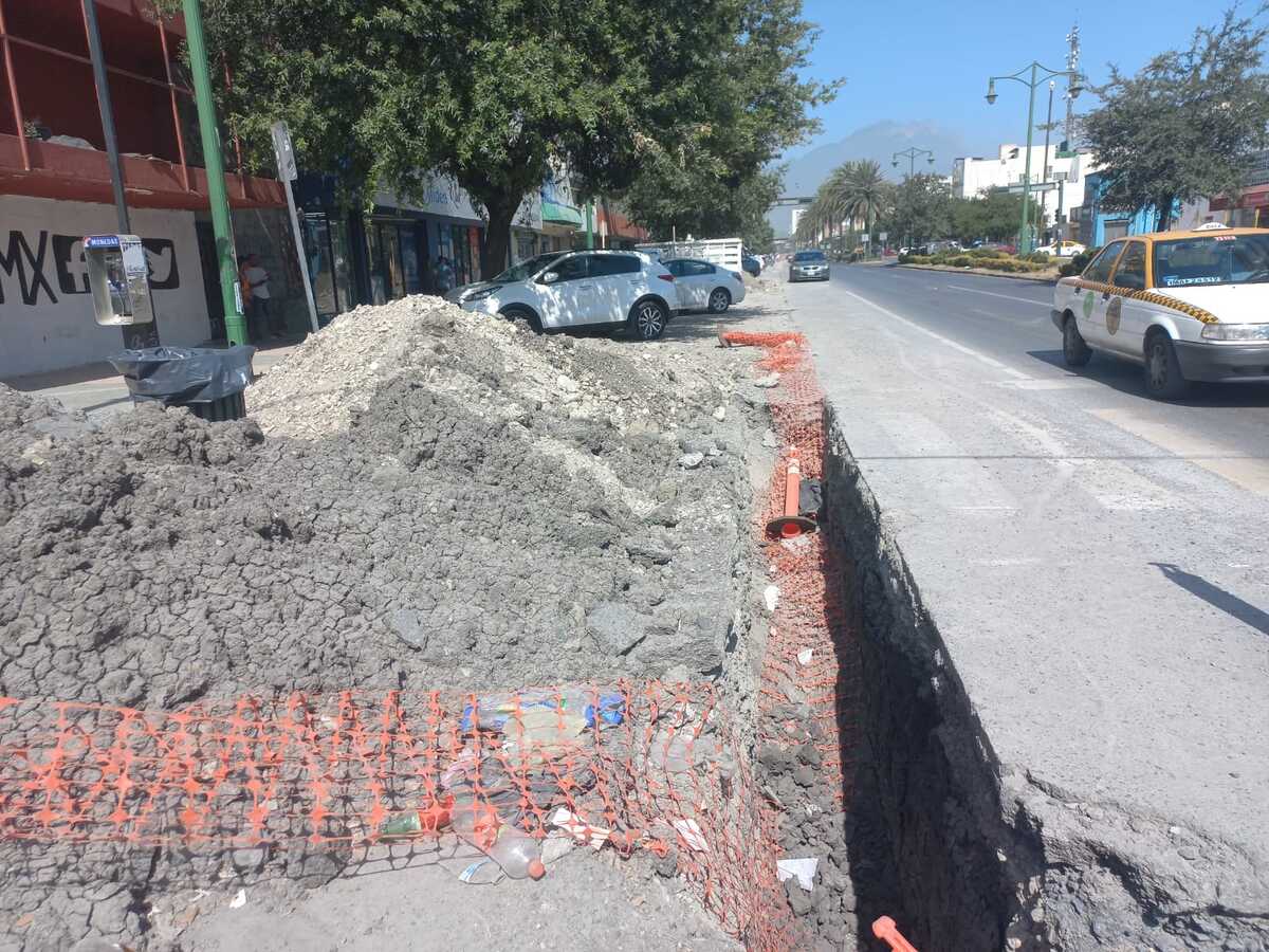 Los trabajos bloquean los cajones de estacionamiento cerca de los negocios. | José Luis Marroquín