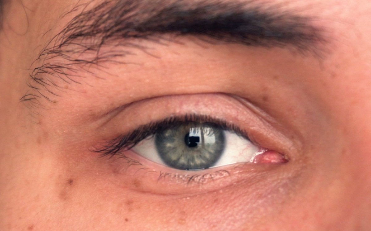 Acercamiento al ojo de un hombre / Especial