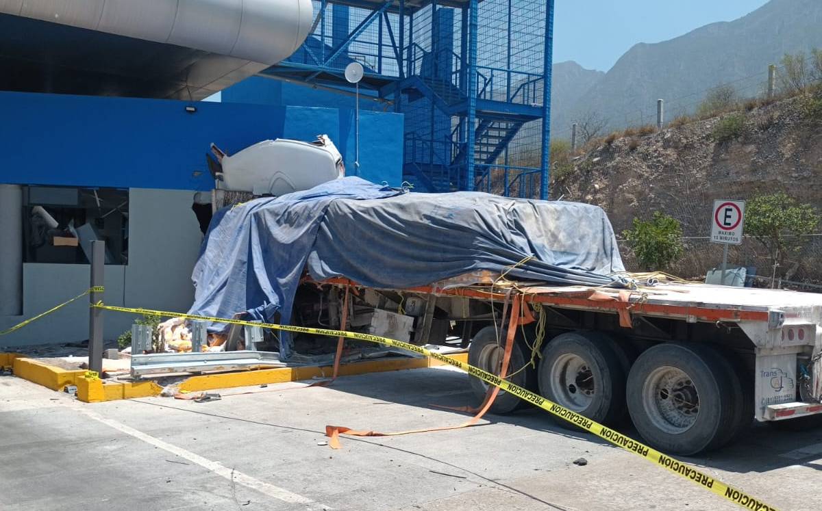 Conductor de tráiler se impacta en Santa Catarina / Fabricio Gallegos