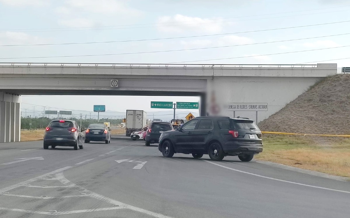 Dejan un cuerpo en un puente de la autopista a Laredo en Ciénega de Flores. | Agustín Martínez