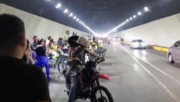 Motociclista se apoderaron de la vialidad a la altura del Túnel de la Loma Larga. | Cortesía