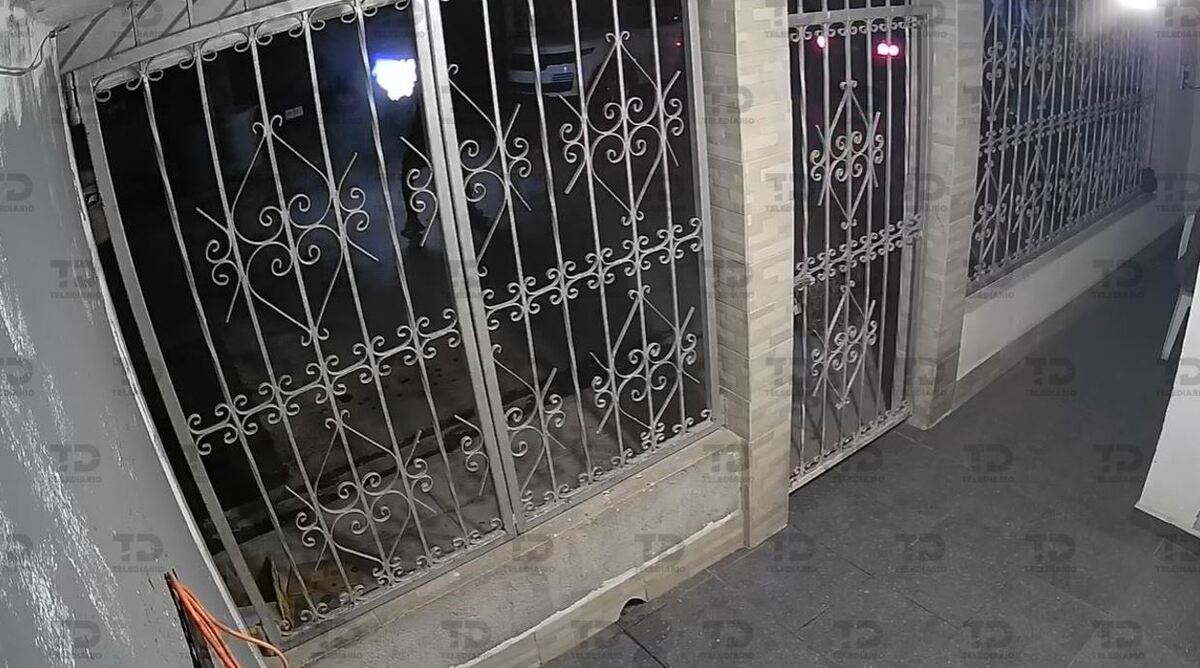En el video se observa a por lo menos un hombre detonando un arma de fuego en varias oportunidades contra la vivienda. | Erik Solheim Rocha