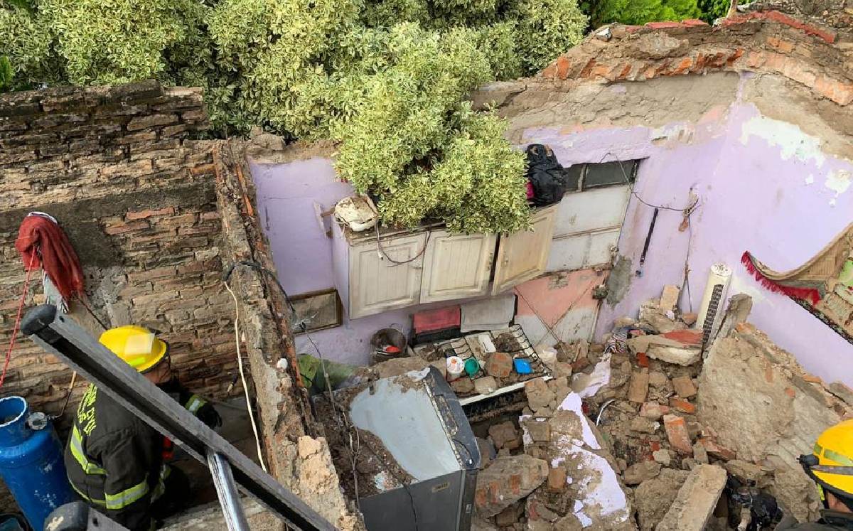 Techo derrumbado de una casa en Guadalajara / Juan Carlos Munguía